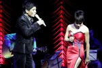 Uyên Linh ngượng vì mặc váy xẻ cao