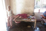  Cảm thương cụ bà 70 tuổi nuôi chồng nằm liệt giường