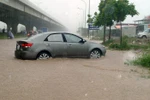 Mưa lớn hàng loạt tuyến phố Hà Nội ngập chìm trong nước