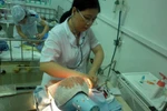 Bé sơ sinh sống lại sau khi bệnh viện trả về