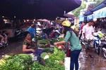 Vin vào thời tiết, tiểu thương chợ Hà Nội "hét" giá rau xanh