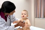 Dấu hiệu bé bị viêm phổi mùa nắng nóng