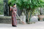 Hoa Hậu Trần Thị Quỳnh thư thái nơi cửa chùa