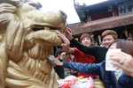 Những hình ảnh khiến người đi hội chùa Hương "xấu hổ"