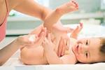Mẹo giúp mẹ bảo vệ làn da của bé tránh khô, nẻ