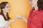 Thu nhập chục triệu đồng/tháng vẫn xin tiền bố mẹ