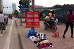 "Kêu trời" chất lượng hàng chuyên dụng Vietnam Airlines bán ở vỉa hè