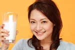 Phụ nữ nên uống bao nhiêu ly sữa/ngày?