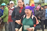 Rạng rỡ nụ cười tươi của người dân Tây Bắc được nhận quà tết