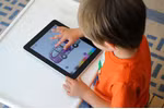 Trẻ chậm nói, lập dị, cận nặng vì thường xuyên chơi với iPhone, iPad