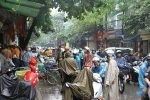 Đội mưa, chen lấn, cãi vã để mua bánh trung thu "không chất bảo quản" 