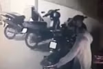Video: Nhân viên bảo vệ ngủ say, kẻ trộm đột nhập bẻ khóa lấy xe SH