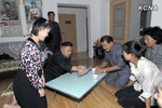Vợ chồng Kim Jong-un uống rượu với dân