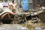 Dân Philippines vật lộn trong bùn lầy sau lũ