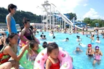 Dân Bình Nhưỡng nô nức đi chơi công viên nước
