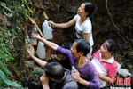 Dân Trung Quốc đổ xô đi lấy "nước thánh" chữa bách bệnh