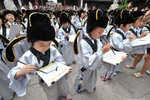 Hàng trăm học sinh Trung Quốc đến miếu Khổng tử "khai bút phá mông"