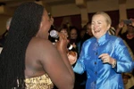 Ngoại trưởng Mỹ Hillary Clinton nhảy múa tưng bừng ở châu Phi