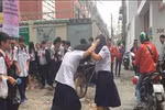 Hai nữ sinh lớp 8 túm tóc nhau tới tấp trước cổng trường ở Sài Gòn