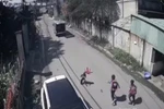 3 học sinh rơi ra ngoài xe đưa đón đang chạy ở Đồng Nai