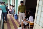 Thí sinh bị gãy chân vẫn tự tin đi thi một mình