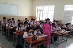 Cô giáo trẻ ở Sài Gòn phát khóc vì mỗi năm trong trường có... 20 cuộc thi