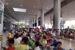 Sân bay Tân Sơn Nhất ‘nghẹt thở’ đón Việt kiều trong ngày cuối năm