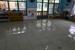 Nhiều trường học ở Sài Gòn nước ngập cả vào lớp, bùn đất khắp nơi