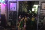 Cơ sở dạy thêm không phép, phụ huynh đón con chiếm hết lối đi của dân