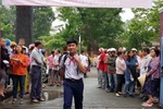 Những khoảnh khắc trông ngóng, chờ đợi của phụ huynh bên ngoài điểm thi