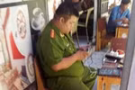 Một thiếu tá Công an chơi game ở quán cà phê trong giờ làm việc