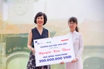 Giáo sư Mai Hồng Quỳ trao học bổng 200 triệu đồng cho học sinh xuất sắc nhất