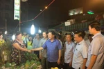 Bí thư Đinh La Thăng "đi chợ" bàn cách bán nông sản văn minh