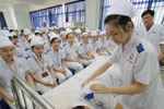 Đào tạo ngành y tế của ta đang khác cả thế giới