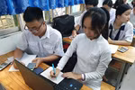 Gần 1.000 học sinh ở Sài Gòn làm bài kiểm tra giữa kỳ trực tuyến