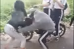 Mâu thuẫn cá nhân, học sinh lớp 7 đánh bạn dã man ngoài đường