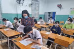 TPHCM: Có thí sinh vẫn đem đồ dùng cá nhân vào khu vực thi khi làm thủ tục 