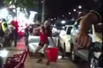 VIDEO: Chân dài, áo hở hang nhảy khêu gợi giữa phố Sài Gòn để bán kẹo
