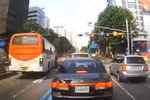 Video: Vụ tai nạn khủng khiếp do xe bus vượt đèn đỏ