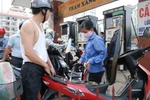 "Tăng thêm giá xăng dầu sẽ giảm được ùn tắc giao thông?"
