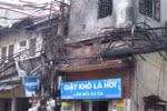 Hà Nội: "Bà hỏa" dạo trên dây cáp viễn thông ở phố Đội Cấn