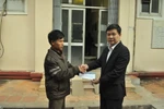 Vụ nổ xe: Quỹ Tấm lòng Việt Nam trao quà tặng cho cháu bé