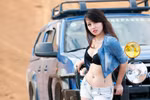 Hot girl Hà Kim khoe đường cong nóng bỏng bên xe địa hình