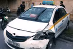 Xe máy “đối đầu” taxi, đôi vợ chồng thương vong 