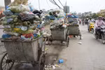 Rác thải tràn lan đường phố Hà Nội gây nguy cơ phát tán dịch bệnh