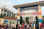 Thịt gà bốc mùi đưa vào trường học, ai đang nói dối?