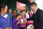 Báo điện tử Giáo dục Việt Nam trao quà cho các hộ nghèo ở xã Hùng Xuyên ​