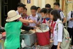 Thực phẩm bán rong tràn lan ngoài cổng trường, ai quản lý chất lượng?