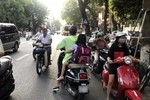 Bố mẹ vi phạm luật giao thông, con cái vô tình học thói xấu