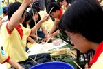 Teen gói bánh chưng tặng người nghèo đón Tết